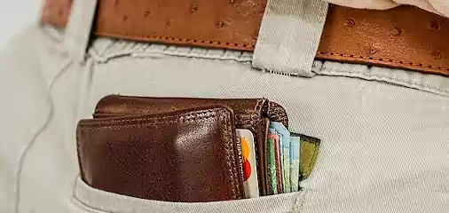 argent dans une poche de jean pour gérer son argent en randonnée