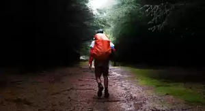 randonneur avec des équipement de pluie dans un chemin