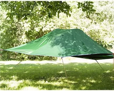 Exemple de tente suspendue pour le bivouac