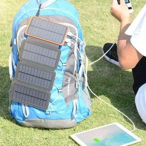 Chargeur solaire portable randonnée avec 4 panneaux solaires