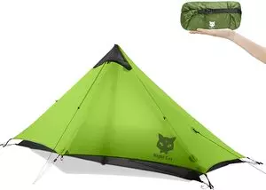 Tente pour le camping ultra lègère à monter avec des batons de randonnée